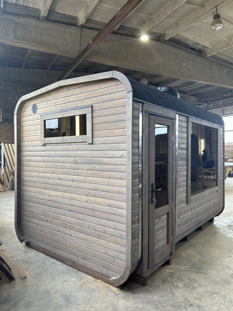 3.5_Cube_Relax_Thermo_TR-Grey_Windowm 148x120 cm_L Shape Benches_Steel Bands_14