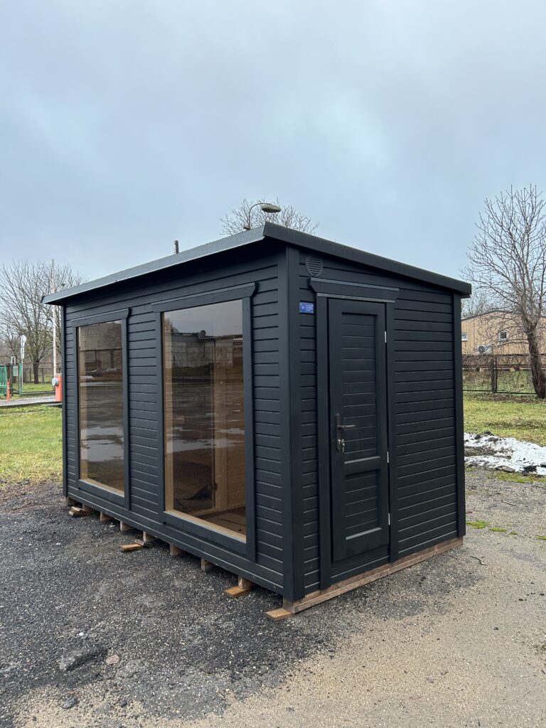 4XL_Box_painted in black_1