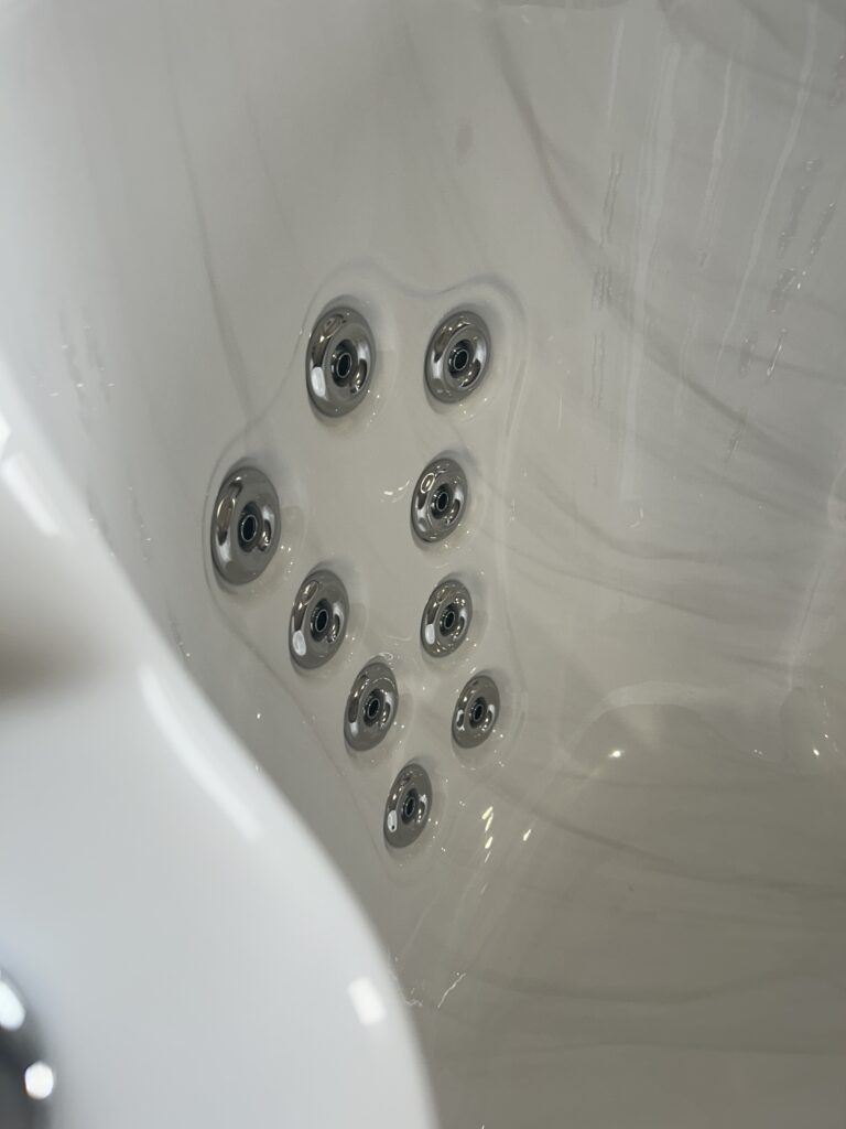 Quadro_External_SPA_White Marble_TR-Grey_11