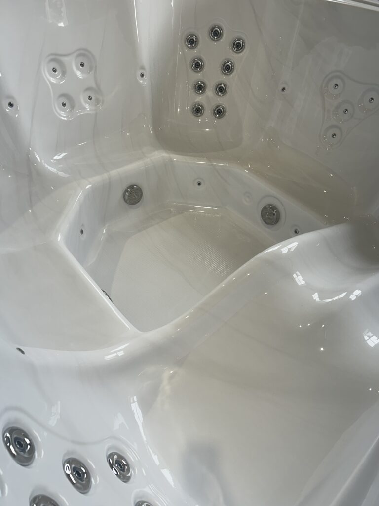 Quadro_External_SPA_White Marble_TR-Grey_6 (1)