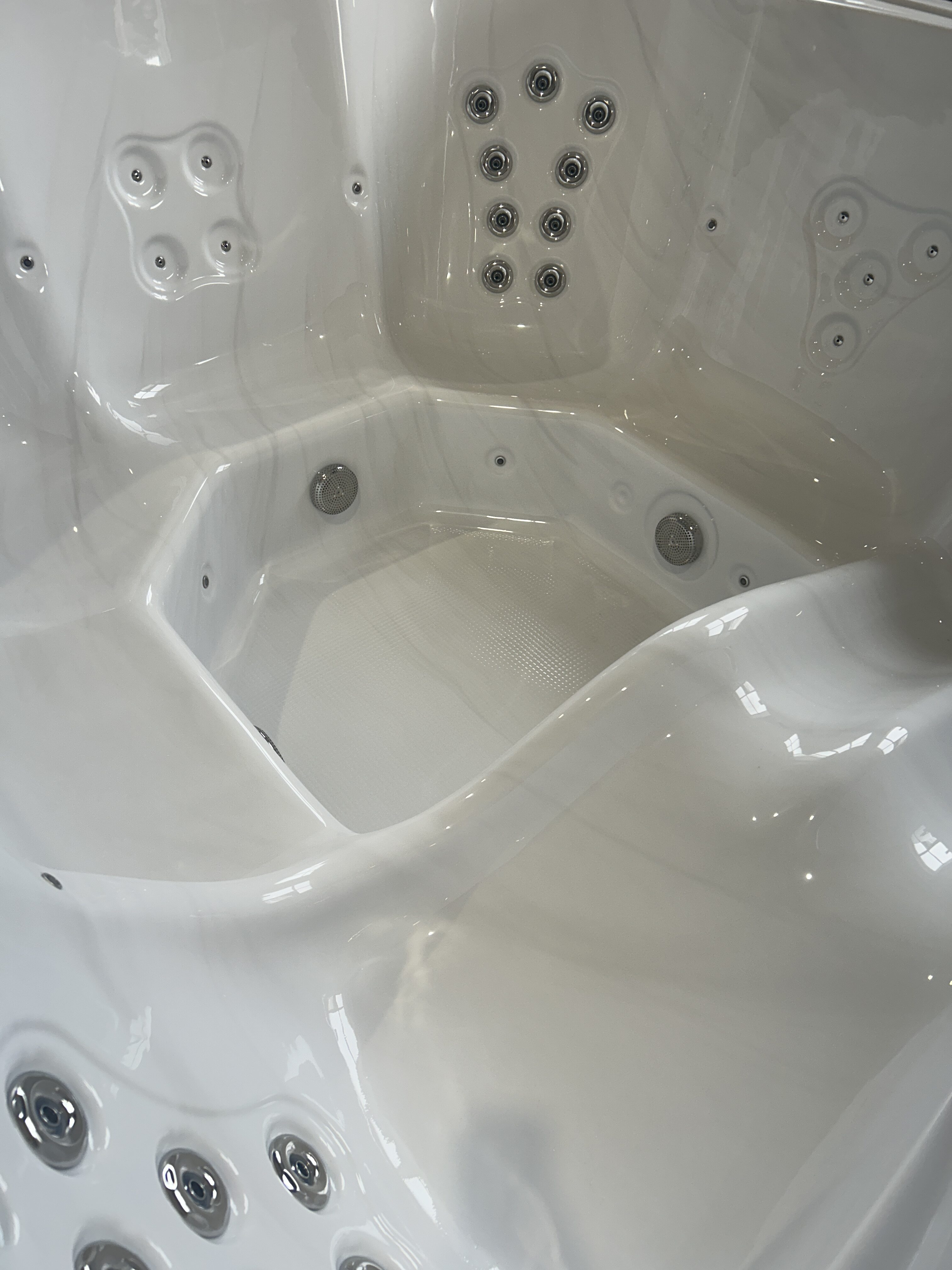 Quadro_External_SPA_White Marble_TR-Grey_6 (1)